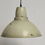Vintage industrial lamp met verouderde, shabby chique uitstraling, perfect voor trendy interieurdecoratie.
