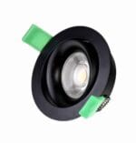 Kleine inbouw LED-spot met zwart frame en groene bevestigingsclips, geschikt voor moderne verlichtingsprojekten.