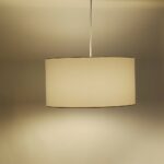 Energiebesparende witte hanglamp met een moderne, minimalistische design voor sfeervolle binnenverlichting.