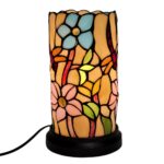 Kunstzinnige Tiffany tafellamp met kleurrijke bloem- en bladmotieven, perfect voor sfeervolle interieurverlichting en decoratie.
