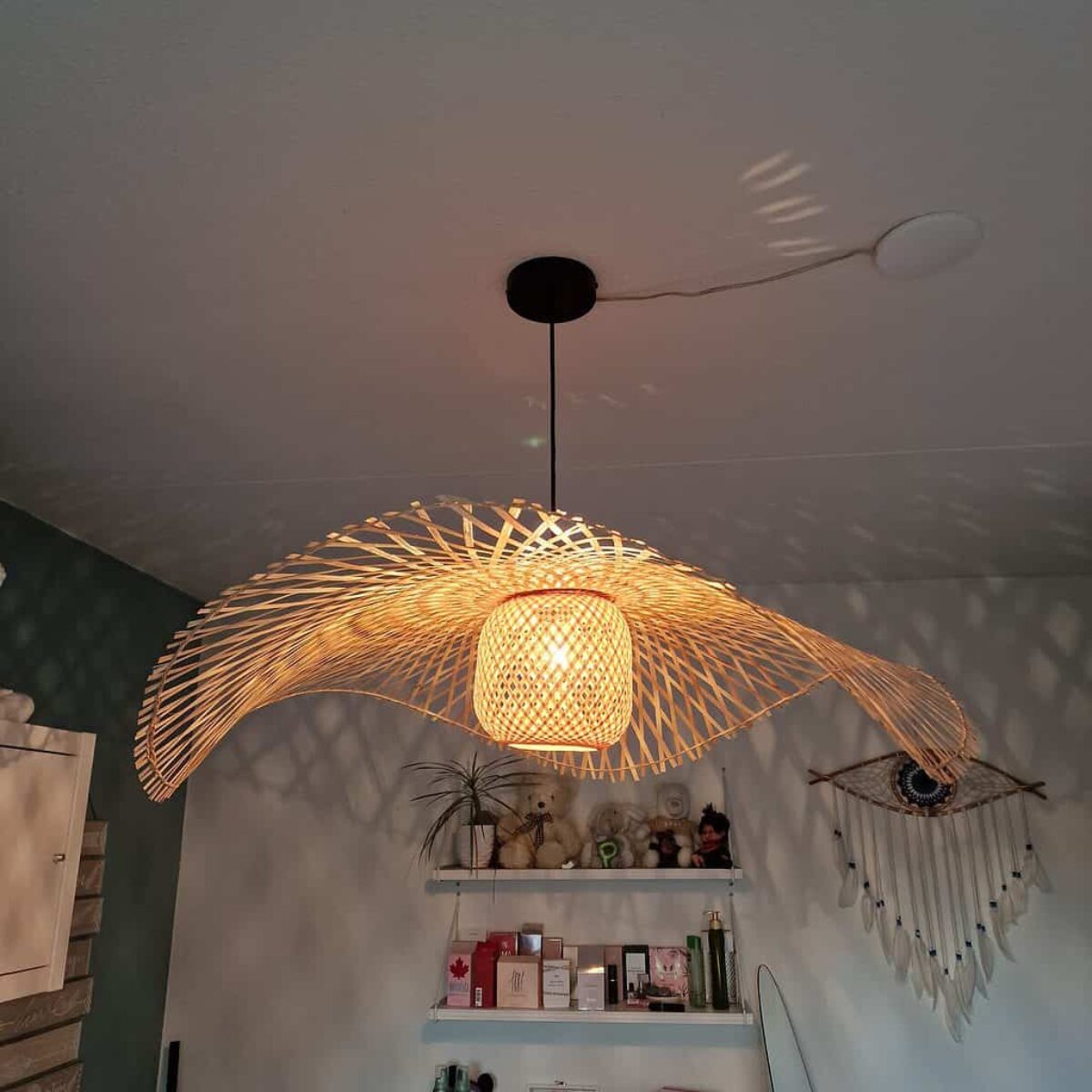 Unieke houten raampendel lamp met warm licht, perfect voor sfeervolle woonkamers en eetkamers, ontworpen door Lichy Lampen, handgemaakt en in diverse stijlen te bestellen.