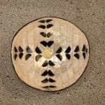 Gouden en zwarte tafelbonbonni&egrave;re van moederparelmoer met een bloemmotief, perfect voor luxe interieurdecoratie en serveeridee&euml;n.