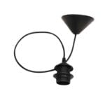 Robuuste zwarte plafondlamp met verstelbare lampenkap en snoer voor flexibele verlichting, ideaal voor moderne interieurs.