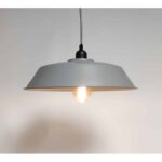 Felle witte hanglamp met industrieel ontwerp voor moderne interieurverlichting.