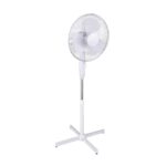 Vloerlamp met ventilator, witte metalen voet en afschermkap, geschikt voor moderne vloerlamp en ventilator combinaties. Perfect voor woon- en kantoorruimtes.