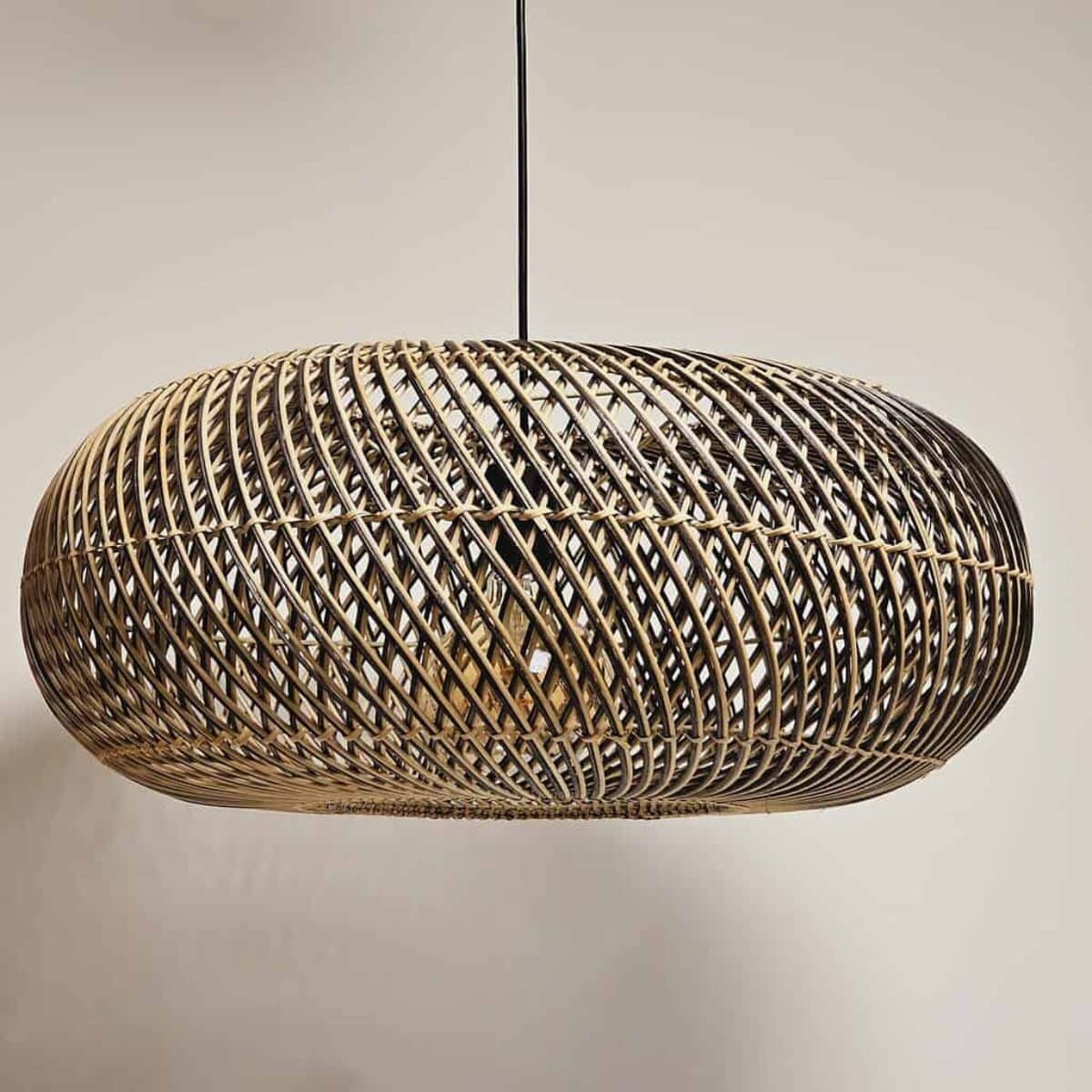 Modern houten rieten hanglamp met gewaagde ontwerp voor sfeervolle woondecoratie.