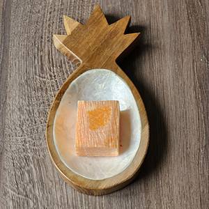 Holzschale mit Ananas mit weißer Schale