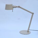 Modern witte bureaulamp met verstelbare arm, perfect voor kantoor of studie, energiebesparende verlichting, stijlvolle designlamp van LICHY LAMPEN.