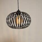 Elegante houten hanglamp met open koepelontwerp en warmgeel filamentlicht, perfect voor moderne en Scandinavische interieurdecoratie, afgestemd op LICHY LAMPEN collectie.