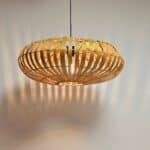 Hängelampe Bambus UFO 60cm 510712 h ist eine schöne und warme Hängelampe aus Bambus. Mit einem Eisenrahmen verstärkt. Bambus sorgt für eine schöne warme Ausstrahlung. Der Durchmesser beträgt 60 cm und die Verkabelung der Lampe ist 130 cm hoch. Auch als Deckenleuchte!