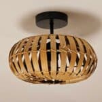 Natuurlijke houten hanglamp in modern design voor gezellige sfeer, perfect voor woonkamer of eetkamer.