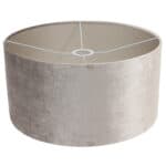Lichte beige fluwelen lampenkap zonder binnenverlichting, elegant en stijlvol voor moderne interieurdecoratie.