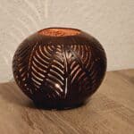 Decoratieve tafel- of meubel lamp met warme gloed en bladermotief, ideaal voor sfeerverlichting en moderne interieuraccenten.
