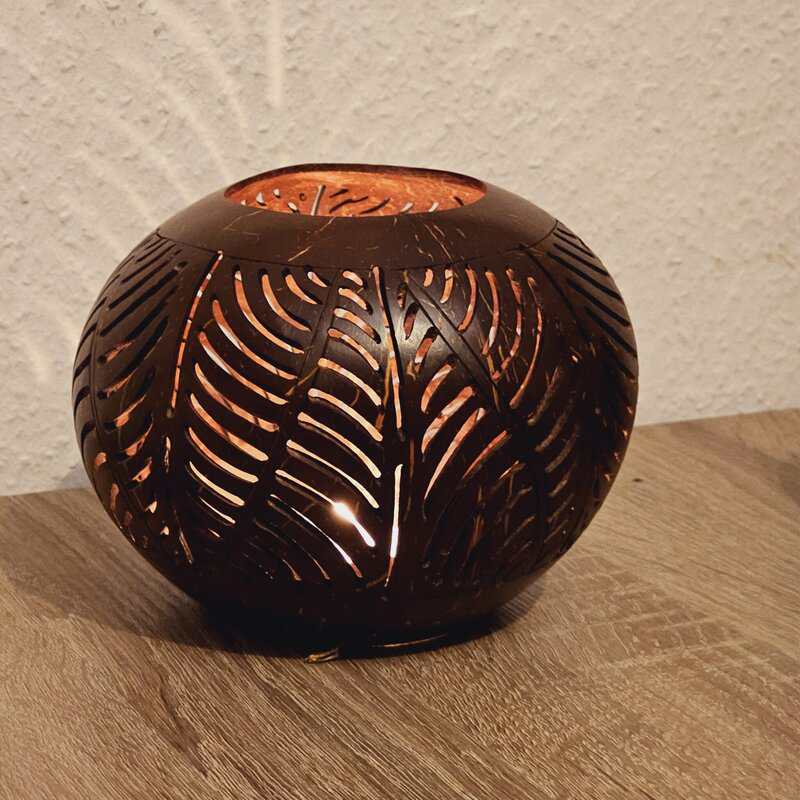 Decoratieve tafel- of meubel lamp met warme gloed en bladermotief, ideaal voor sfeerverlichting en moderne interieuraccenten.