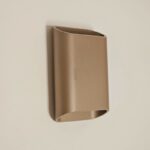 Lichy wandlamp in modern minimalistisch design, ideaal voor sfeervolle verlichting in huis, gemaakt van hoogwaardig materiaal, beschikbaar in diverse kleuren.