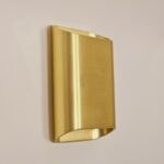 Elegante gouden wandlamp van Lichy LAMPEN, modern design, geschikt voor interieurverlichting, minimalistisch en stijlvol.