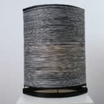 Strakke moderne lampa van zwart en grijs gesneden papier, unieke design lamp voor sfeerverlichting.