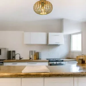 Rustieke houten hanglamp in landelijke keuken, stijlvolle verlichting met warm licht, LICHY LAMPEN, perfect voor moderne en landelijke interieurs.