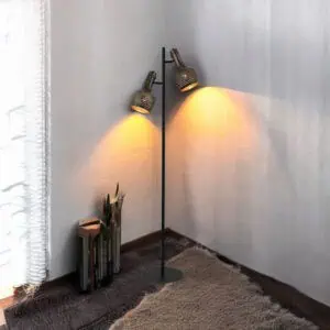 Eenvoudige zwarte vloerlamp met dubbele richtbare metalen spotlights en warm diffuse verlichting in stijlvolle interieursetting.