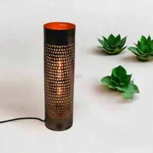 Unieke zwarte metalen tafellamp met perforaties voor sfeervol licht en moderne uitstraling, perfect voor in huis of kantoor.