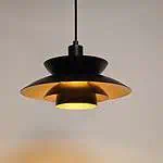 Modern zwarte hanglamp met gouden binnenkant, perfect voor sfeervolle interieurverlichting.