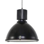 Zwarte industriële hanglamp met metalen afwerking en grote kap, perfect voor moderne interieurverlichting.