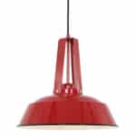 Krachtige rode hanglamp in industrieel design, perfect voor moderne interieurverlichting en sfeerschepping.