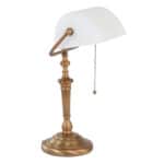Decoratieve tafel-/bureau lamp met klassieke gouden elementen en witte lamphuis, ideaal voor vintage interieur en werkplekken.