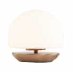 Elegante Lichy tafelpenlamp met een gestroomlijnde witte kap en messing details, perfect voor een moderne interior.