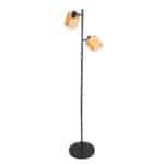 Moderne vloerlamp met houten lamphouders en zwarte metalen standaard, perfect voor sfeervolle woonverlichting.