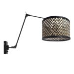 Modern wandlamp met zwart metalen arm en sierlijke geintegreerde lampenkap in rieten design, perfect voor een Scandinavische of bohemien interieur.