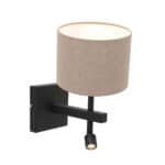 Warm witte wandlamp met beige lampenkap en verstelbare spot voor woonkamer of slaapkamer.