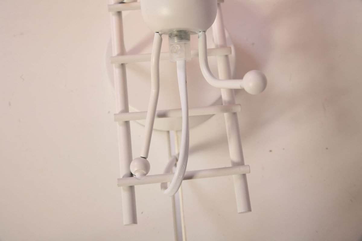 Vintage witte industriële hanglamp met metalen structuur voor moderne interieur decoratie.