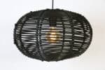 Handgemaakte zwart rotan hanglamp met sfeervolle filament LED-lichtbron, perfect voor moderne en bohemien interieurdecoratie.
