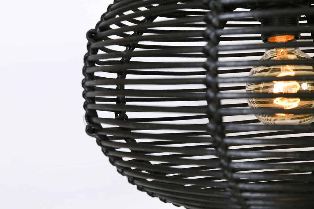 Elegante zwart gevlochten wandlamp met zichtbaar filament gloeilamp voor sfeervolle verlichting in huis of tuin.