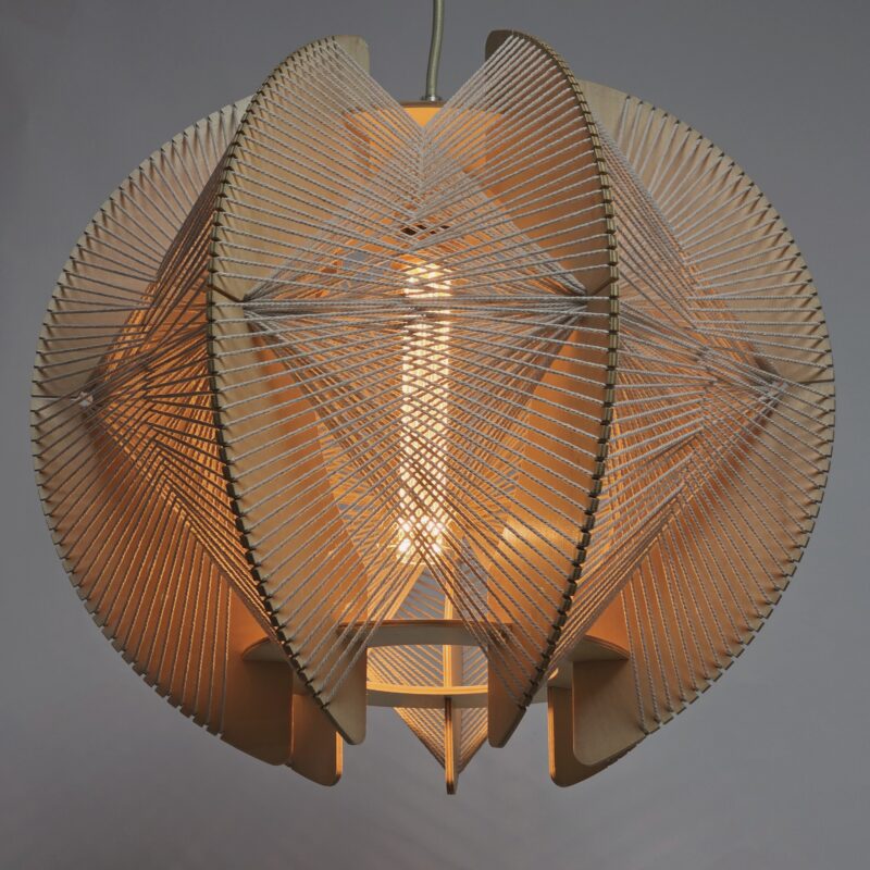 Unieke houten hanglamp van Lichy, ontworpen met natuurlijke materialen en sfeervolle verlichting voor een warme en stijlvolle uitstraling.