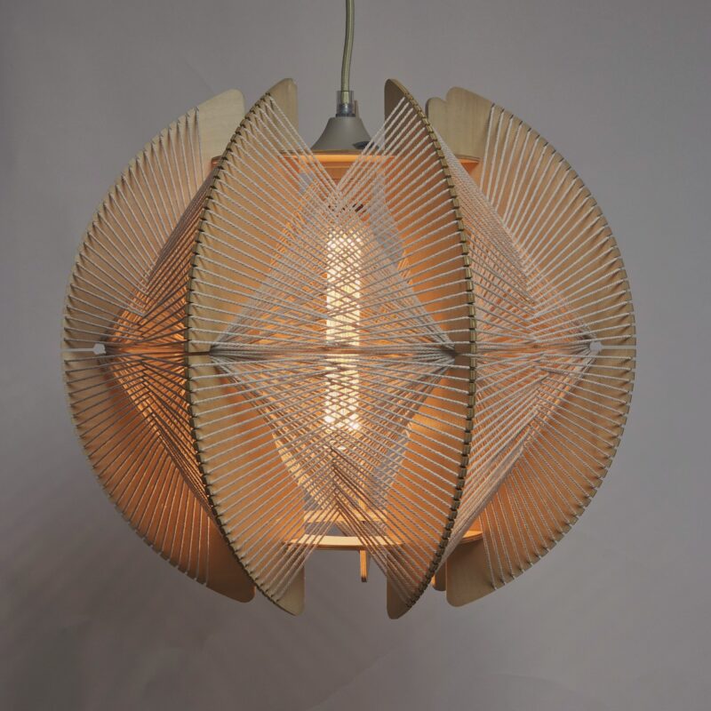 Unieke design hanglamp gemaakt van hout en touw, perfect voor stijlvolle interieurverlichting.