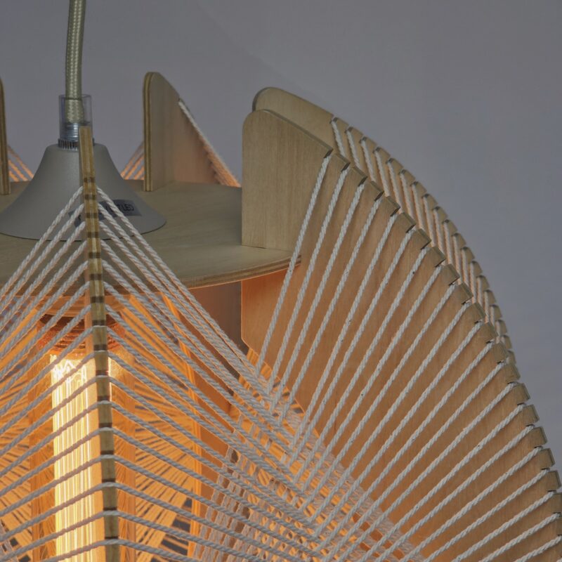 Alt tekst: Moderne houten hanglamp met strakke lijnen en warm licht, perfect voor hedendaagse interieurdecoratie en sfeervolle verlichting.