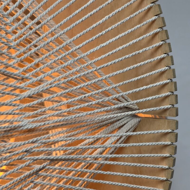 Authentieke LICHY LAMPEN met natuurlijke houten elementen en geweven touw voor een unieke verlichtingservaring.