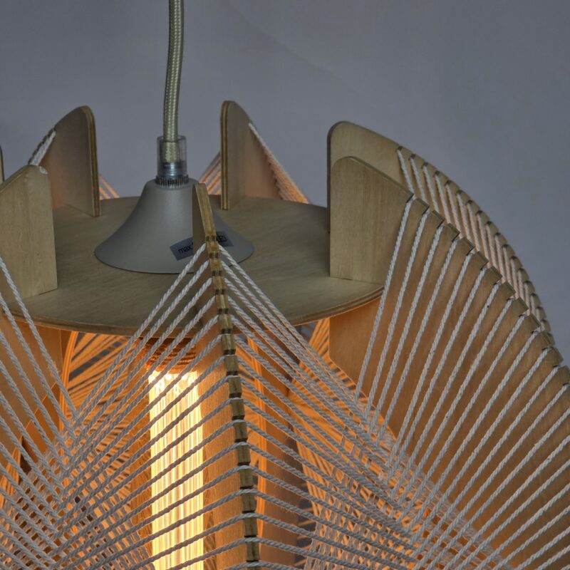Houten hanglamp met uniek draadontwerp en warme verlichting, ideaal voor moderne interieurstyling en hanglampen, creatieve lichtsituaties, design verlichting voor woonkamer of eetkamer.