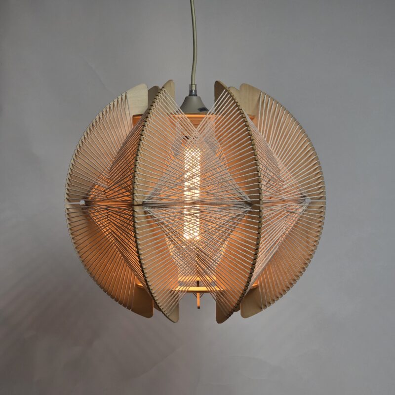 Lichte houten hanglamp, perfect voor een warme sfeer in woon- of eetkamers, met uniek design en duurzaam materiaal.