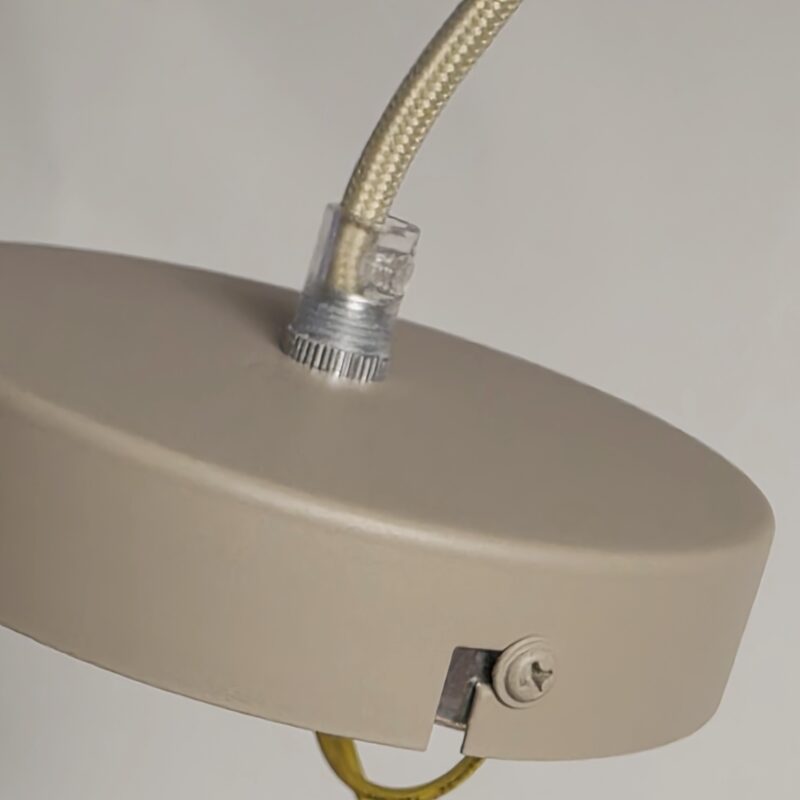 Kleine, moderne muurspot met verstelbare lichtarm voor binnenhuisverlichting.