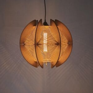 Lichtgevende houten hanglamp met warme sfeer, modern en Scandinavisch interieur, LED-verlichting, decoratieve verlichting, design verlichting, duurzame materiaalkeuze.