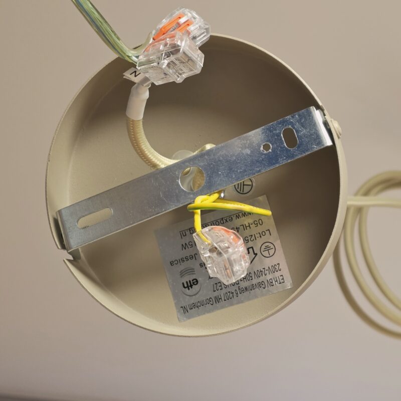 Sfeervolle close-up van een plafondlamp binnenin, inclusief bedradings- en montagematerialen geschikt voor LICHY lampen.