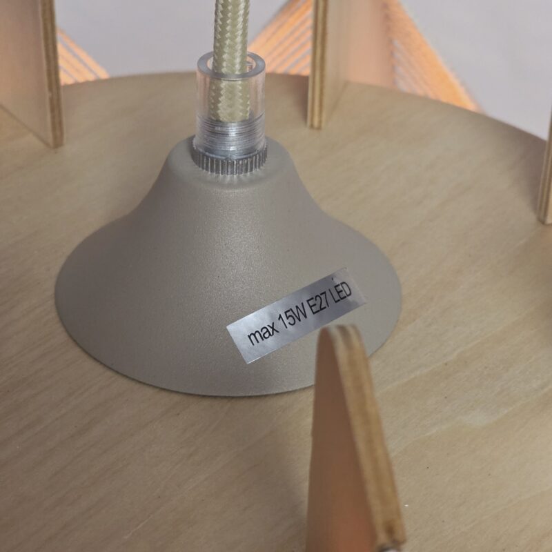 Lichte designlamp met max 15W E27 LED-verlichting, ideaal voor stijlvolle en energiezuinige verlichting in huis of kantoor.