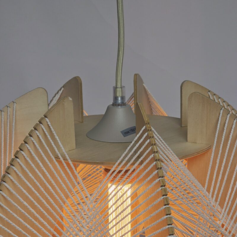 ALT: Natuurlijke houten hanglamp van Lichy met geweven details en heldere lichtsfeer, geschikt voor moderne en Scandinavische interieurs.