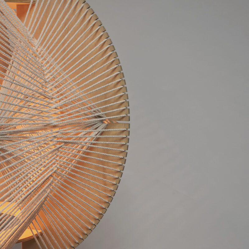 Hoogwaardige hout en touwlamp van Lichy Lampen, perfect voor warm interieur. Strakke designlampenkap die sfeer en gezelligheid brengt in elke ruimte.