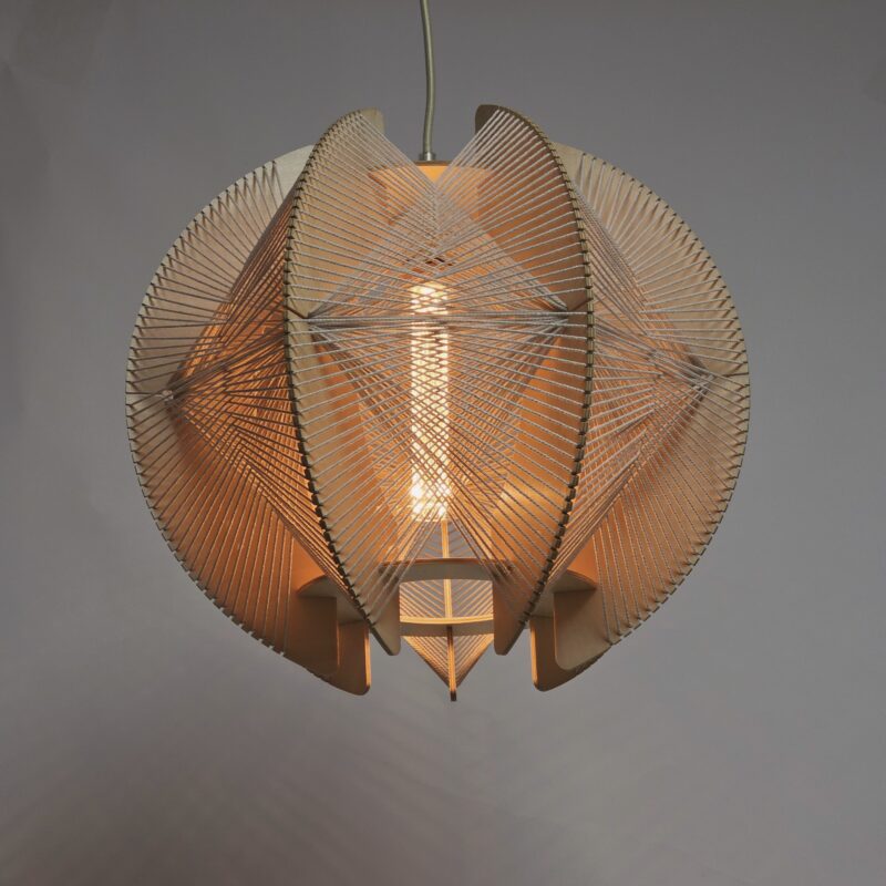 Unieke houten hanglamp met innovatief design voor modern interieur.