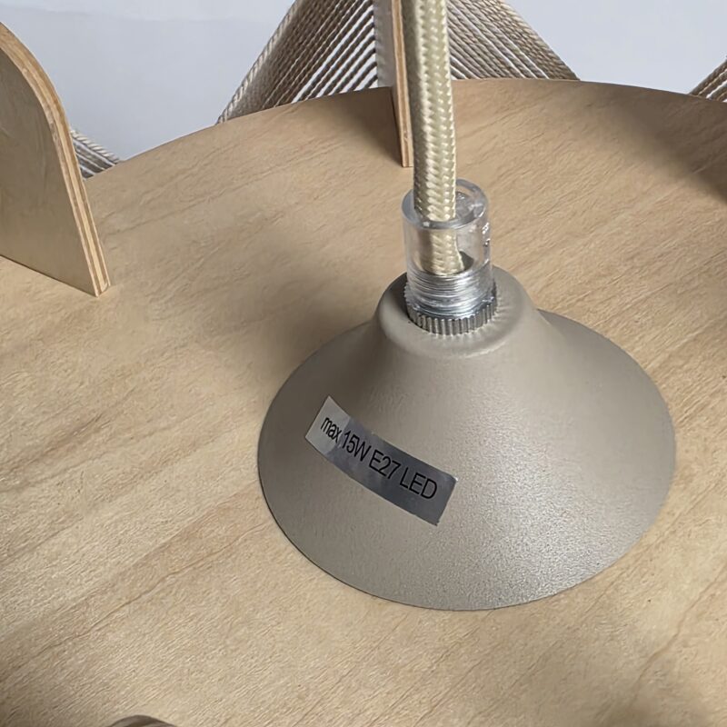 Decoratieve houten tafelverlichting met aluminium afwerking en moderne uitstraling.