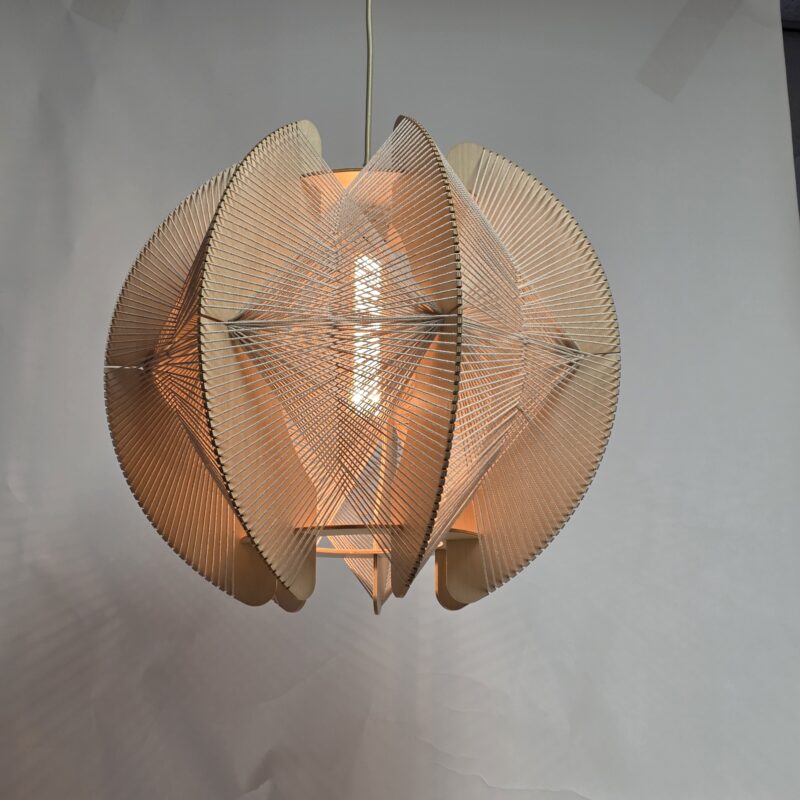 Energiezuinige houten hanglamp met uniek design, perfect voor stijlvolle woon- of eetkamers. Licht geeft warme sfeer door de houten lamellen en schept een gezellige ambiance.